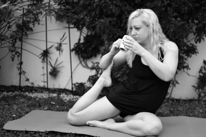 Varför har yoga blivit viktigt för mig? Yoga med kaffekopp i svart vitt.